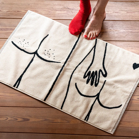 helen b Badematte helen b „Naked Couple Back“ | Illustrationen von Helen Blanchaert