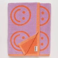 BAGGU Badetuch „Happy Lilac“ | BAGGU | Fröhliches und weiches Badetuch