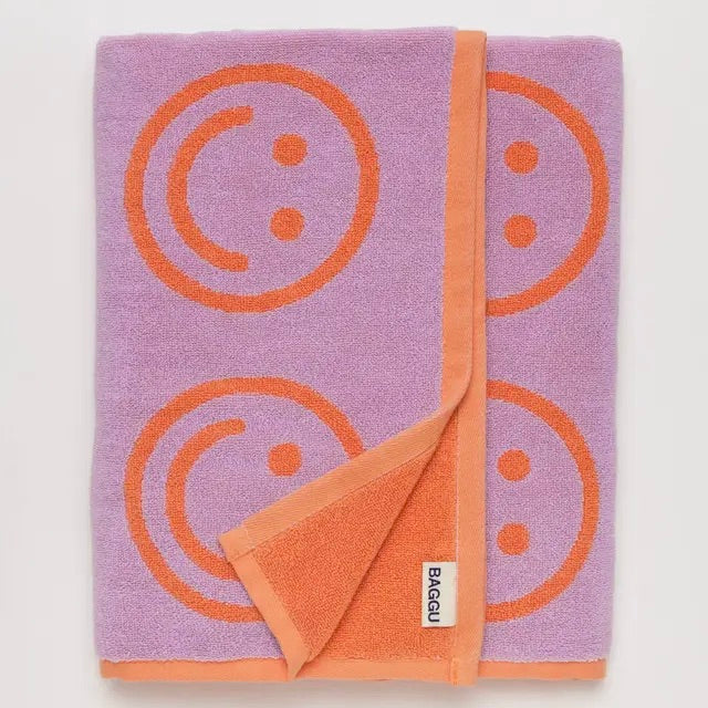 BAGGU Badetuch „Happy Lilac“ | BAGGU | Fröhliches und weiches Badetuch