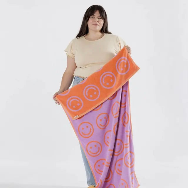 BAGGU Badetuch „Happy Lilac“ | BAGGU | Fröhliches und weiches Badetuch