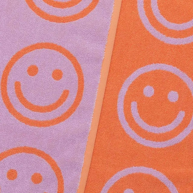 BAGGU Badetuch „Happy Lilac“ | BAGGU | Fröhliches und weiches Badetuch
