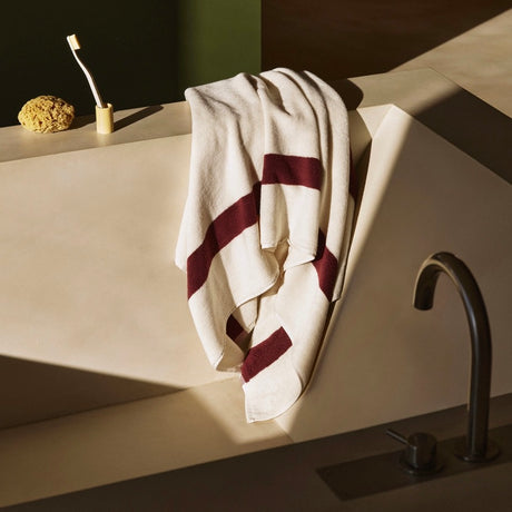 HAY Badetuch „Stripe Burgundy“ 70x140cm | Modernes Bad | HAY