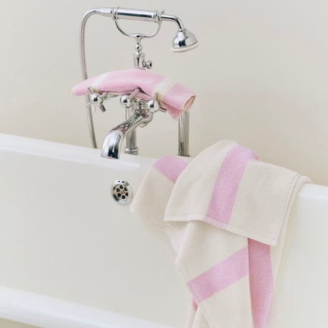 HAY Badetuch „Stripe Cool Pink“ 70x140cm | Farbige Akzente | HAY