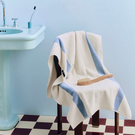 HAY Badetuch „Stripe Dusty Blue“ 70x140cm | Skandinavisch | HAY