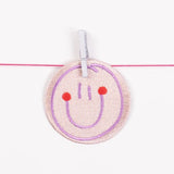 HejPatches Bügelbild „Smiley Flieder/Rot“ | Farbiger Gute-Laune-Patch | hejpatches