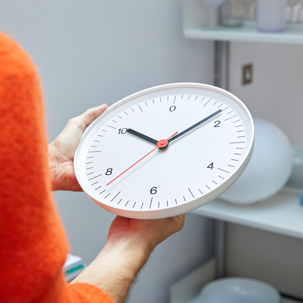 HAY Wanduhr „Wall Clock White“ | Zeitlos fürs Zuhause | HAY