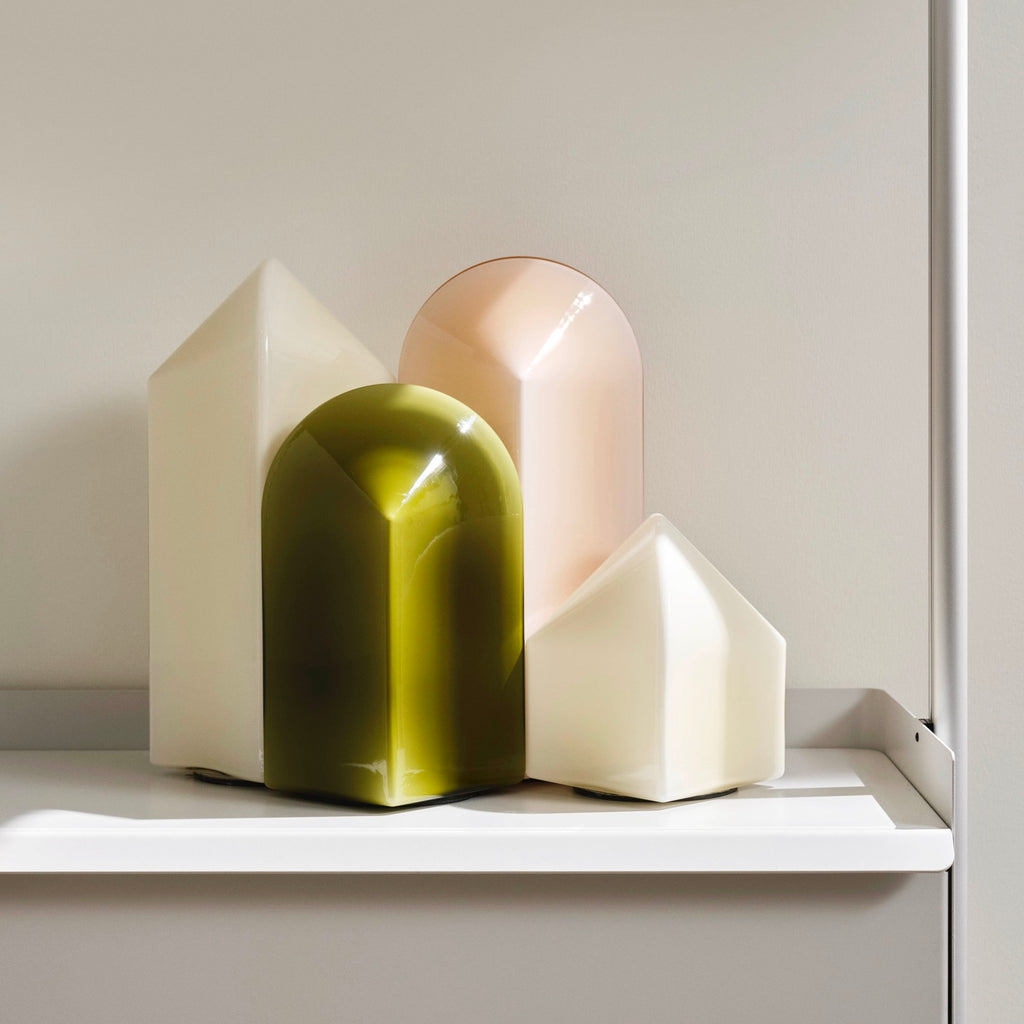 HAY Tischleuchte „Parade Lamp 240 Moss Green“ | Skulptur mit Licht | HAY