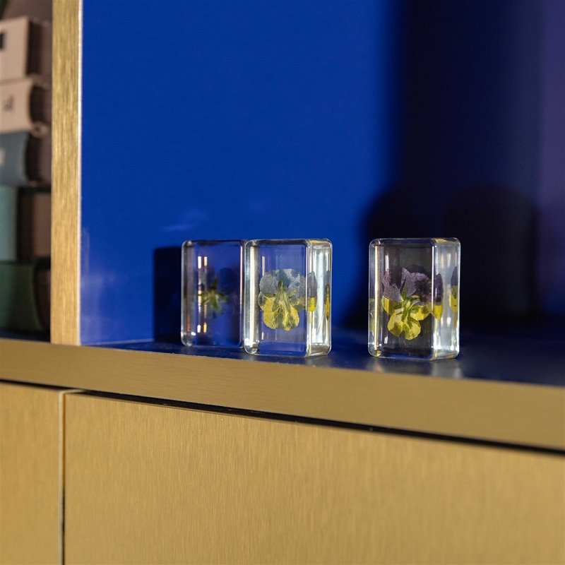 &Klevering Cube „Violet“ | Dekorativer Resin-Block mit Blume | &Klevering