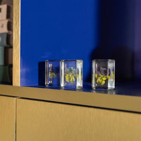 &Klevering Cube „Violet“ | Dekorativer Resin-Block mit Blume | &Klevering