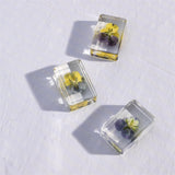 &Klevering Cube „Violet“ | Dekorativer Resin-Block mit Blume | &Klevering