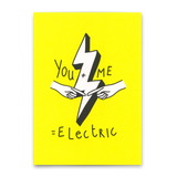 Deli Cards Postkarte "You + Me = Electric" | Besondere Karte für Verliebte