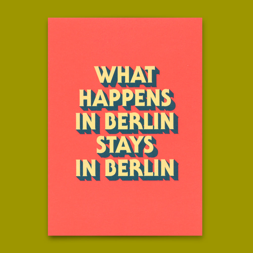 Deli Cards Postkarte "What happens in Berlin" | Besondere Karte mit Spruch