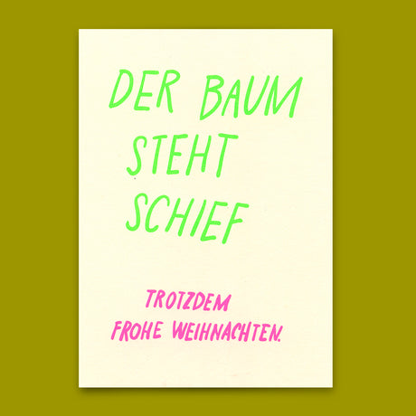 Deli Cards Postkarte "Der Baum steht schief" | Lustige Karte zu Weihnachten mit Spruch