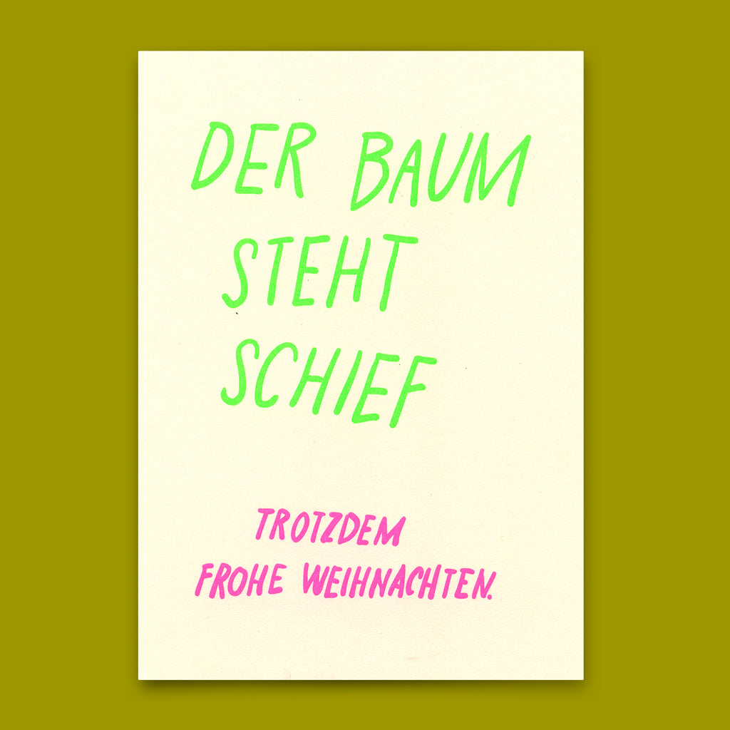 Deli Cards Postkarte "Der Baum steht schief" | Lustige Karte zu Weihnachten mit Spruch