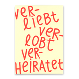 Deli Cards Postkarte "Ver-liebt, Ver-lobt, Ver-heiratet" | Besondere Karte zur Hochzeit
