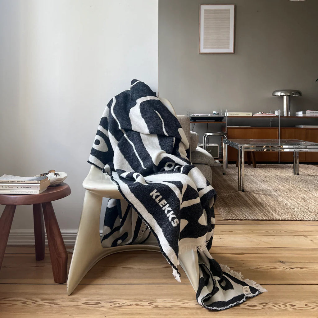 Klekks Decke „Klekks No. 26“ | Weiche Baumwolle mit grafischem Design | Klekks