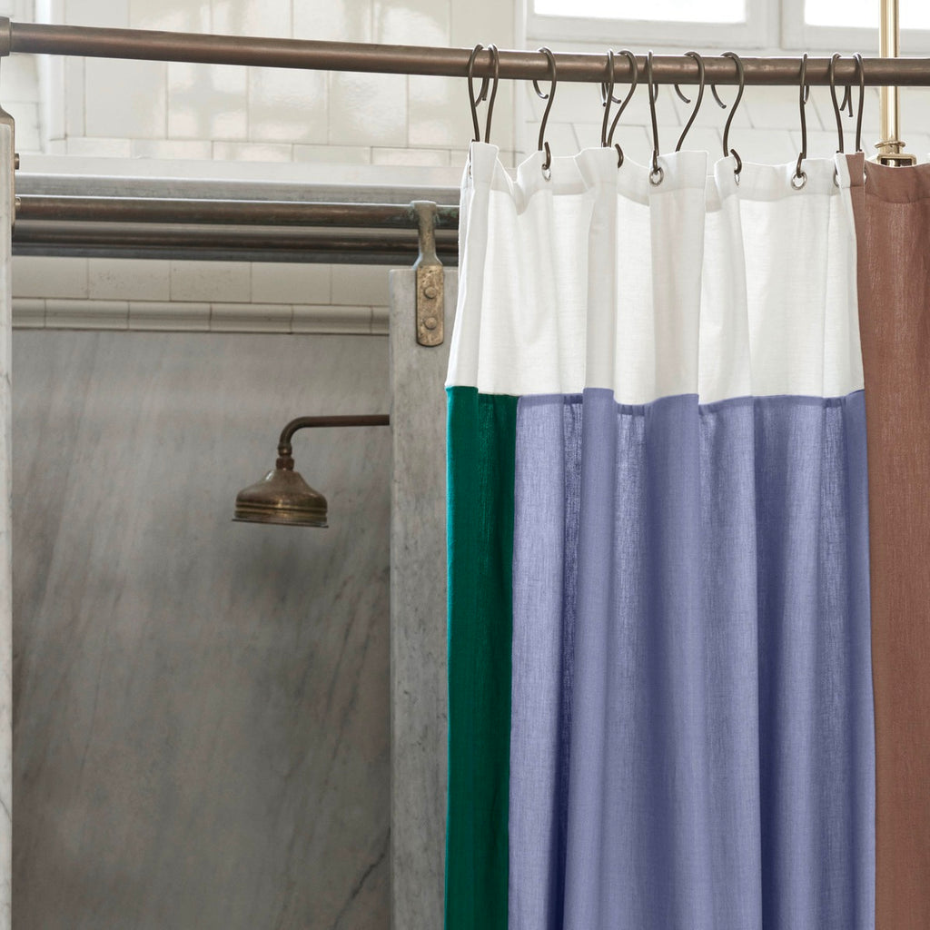 HAY Duschvorhang „Pivot Shower Curtain Blue“ | Für ruhige Badezimmermomente | HAY