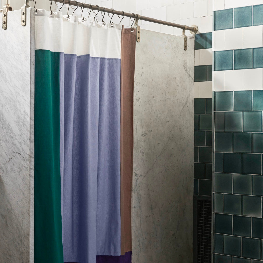 HAY Duschvorhang „Pivot Shower Curtain Blue“ | Für ruhige Badezimmermomente | HAY