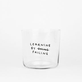 YAHYA Studio Glas "Learning by Failing" | Weise Typo auf Glas | YAHYA Studio