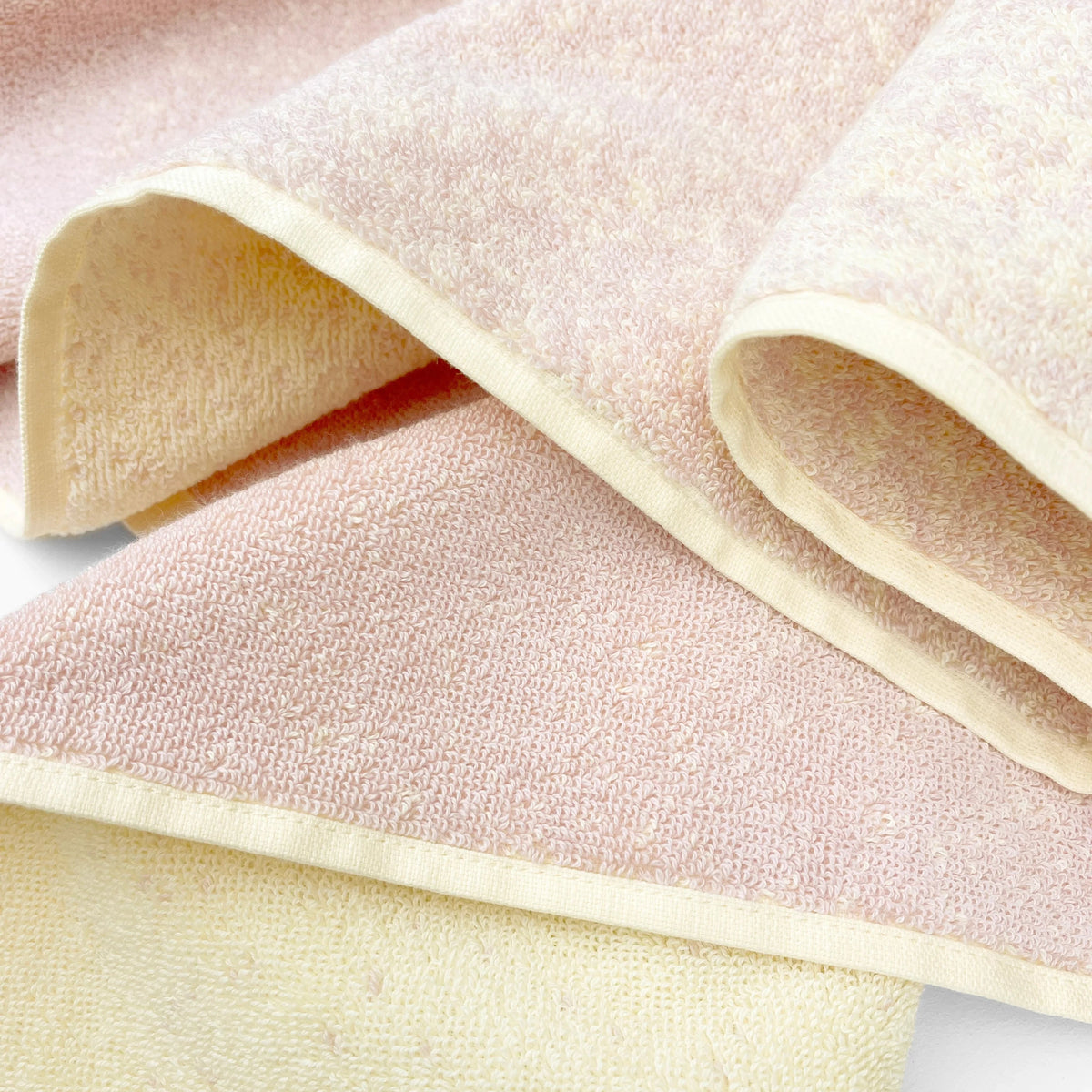Badetuch “Gradient Buttergelb Rosa” 70x140 cm | Maison Deux