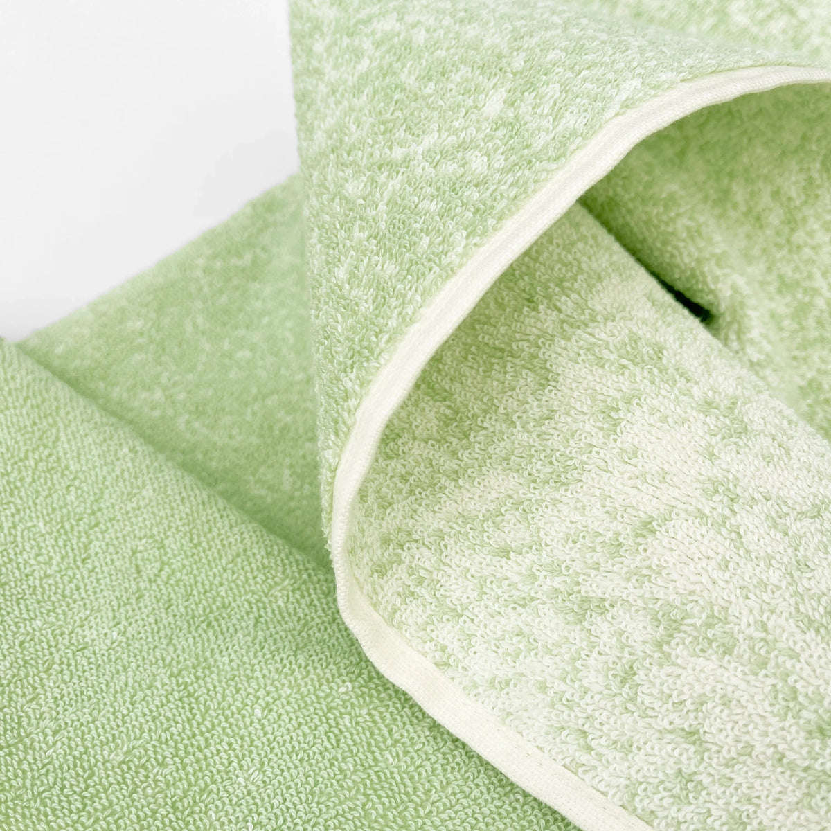 Badetuch “Gradient Sage Vanilla” 70x140 cm | Maison Deux