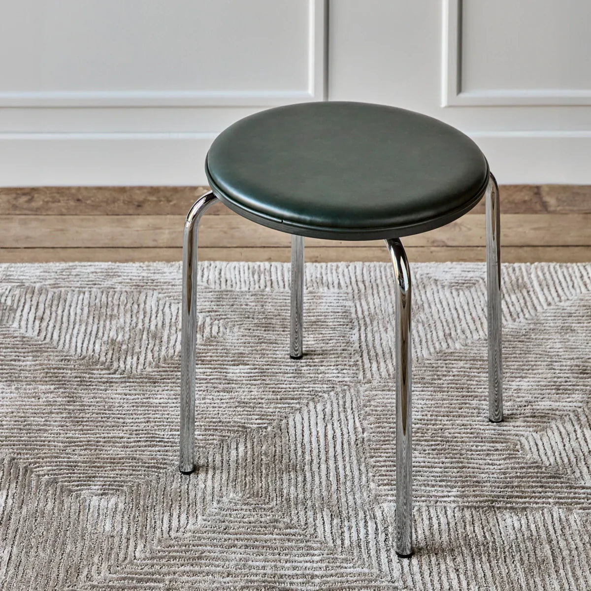 House Doctor Hocker “Comma” Dunkelgrün | Modernes Wohnaccessoire | House Doctor