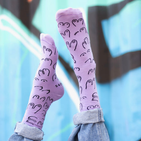 Eat Mielies Weird Illustration Socken "Titties" Purple Eat Mielies Weird Illustration | Bunte Baumwollstrümpfe