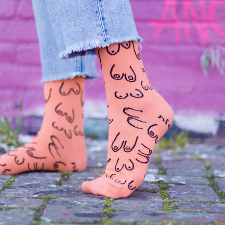 Eat Mielies Weird Illustration Socken "Titties" Electric Peach Eat Mielies Weird Illustration | Bunte Baumwollstrümpfe