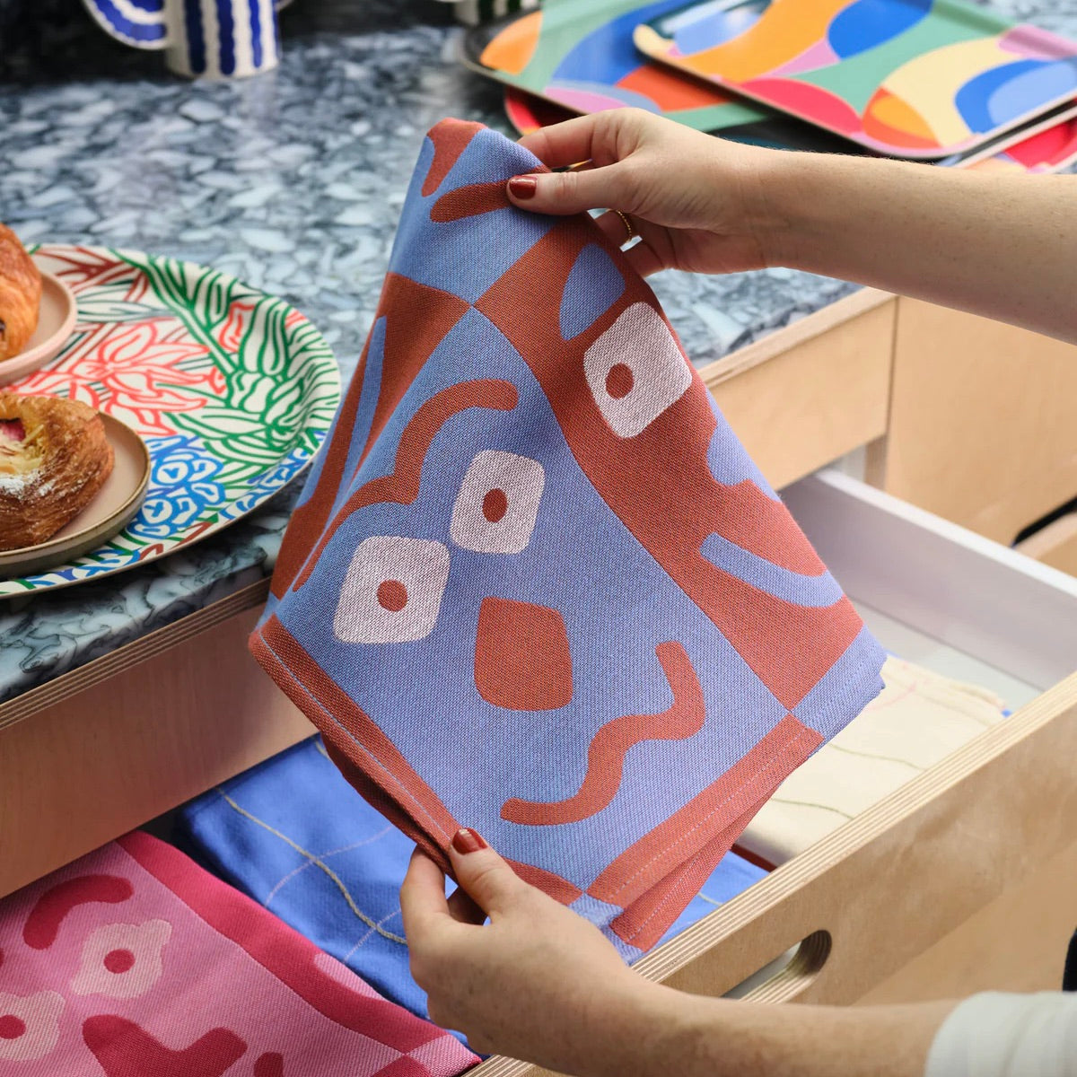 WRAP Küchentuch „Making Face Blue/Brown“ | Künstlerisches Design | WRAP