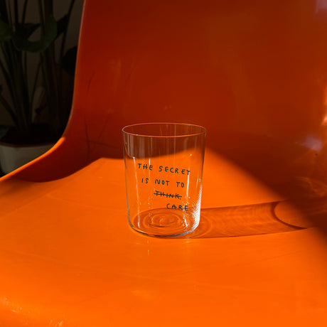 YAHYA Studio Glas „The secret is not to care (L)“ | Lustig & ehrlich | YAHYA Studio