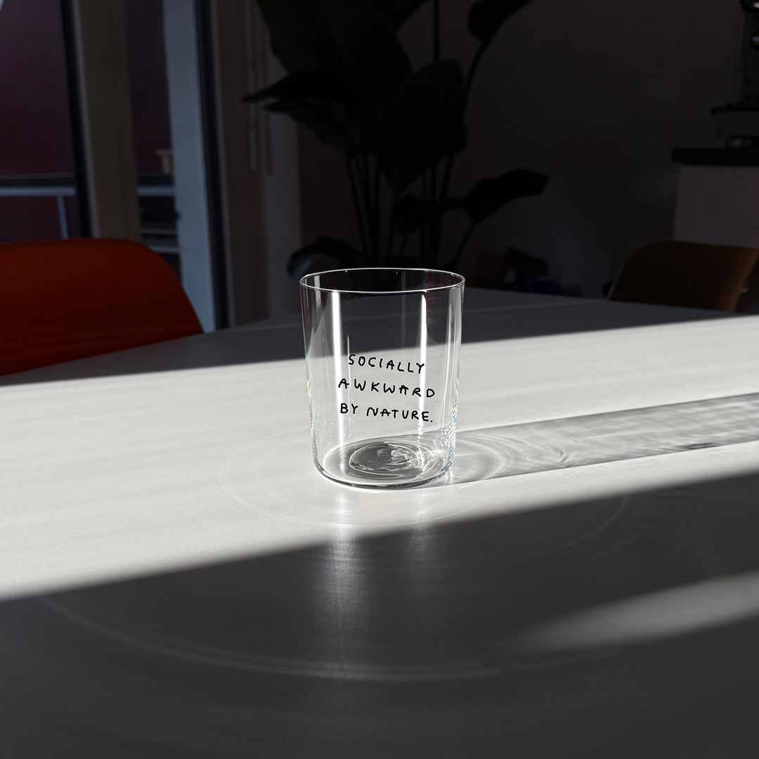 YAHYA Studio Glas „Socially Awkward by Nature“ | Humorvolles Statement | YAHYA Studio