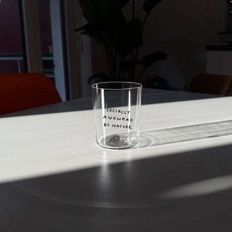 YAHYA Studio Glas „Socially Awkward by Nature“ | Humorvolles Statement | YAHYA Studio