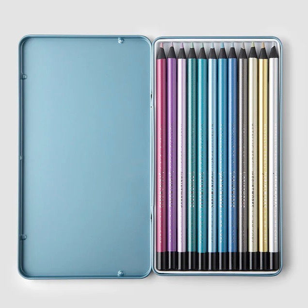 PRINTSWORKS Metallic-Stifte (12 Stück.) von PRINTWORKS | Hochwertige Farbstifte aus Lindenholz für kreative Köpfe