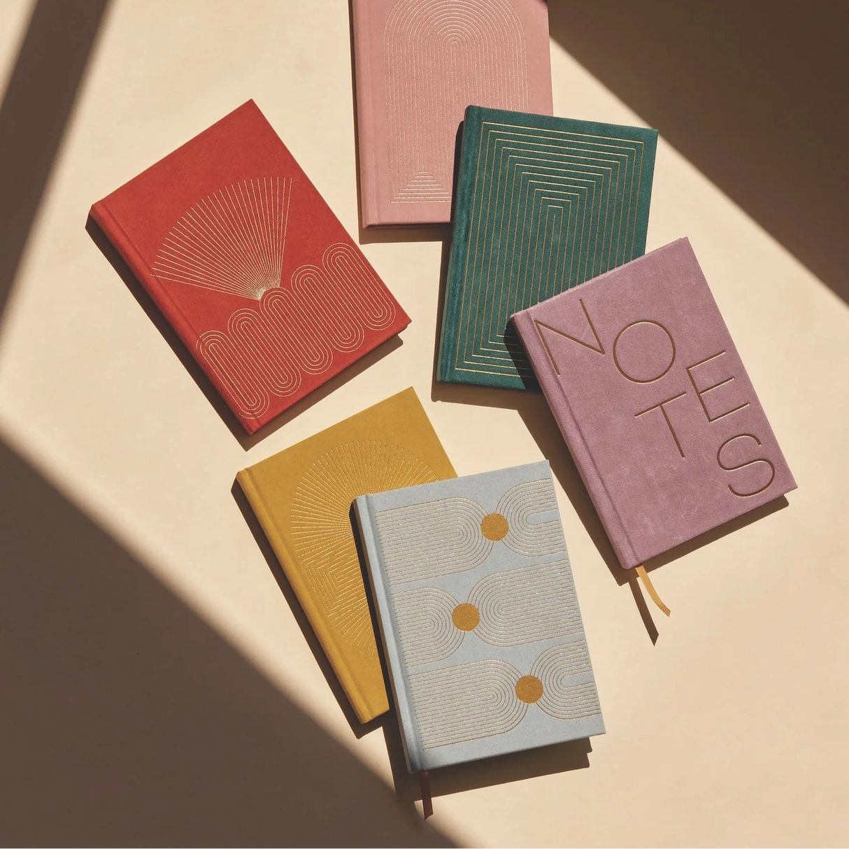 Designworks Ink Notizbuch „Suedette Hardcover Arch Dot“ | Goldene Prägung | DesignWorks