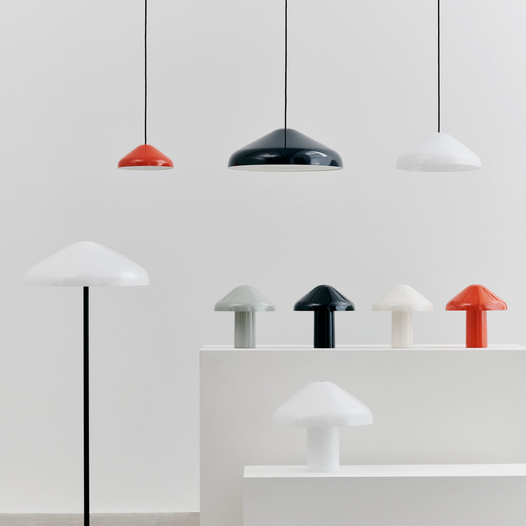 HAY Tischleuchte „Pao Portable Lamp Cool Grey“ | Pur & tragbar | HAY