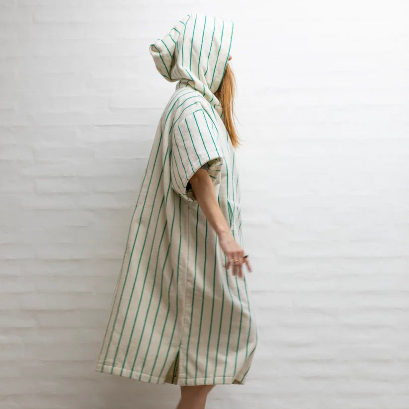 BONGUSTA Poncho „Naram Pure White & Grass“ (S/M) | BONGUSTA | Frischer Poncho in Weiß