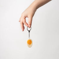 yumazing Schlüsselanhänger “Ei” | Lustiger Anhänger | yumazing