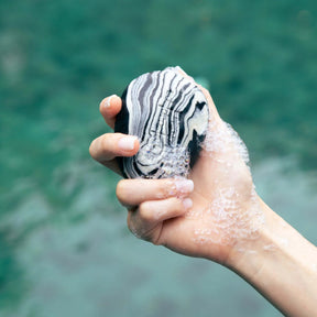 Soapi Seife “Stone Soap Coconut Charcoal” | Aktivkohle Pflege | Soapi