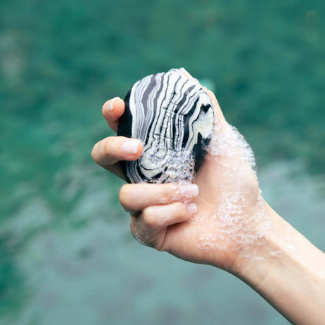 Soapi Seife “Stone Soap Coconut Charcoal” | Aktivkohle Pflege | Soapi