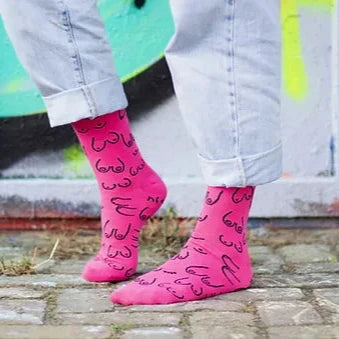 Eat Mielies Weird Illustration Socken "Titties Fuchsia" Eat Mielies | Violette Baumwollstrümpfe