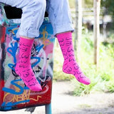Eat Mielies Weird Illustration Socken "Titties Fuchsia" Eat Mielies | Violette Baumwollstrümpfe