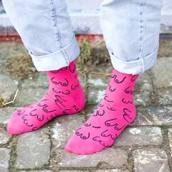 Eat Mielies Weird Illustration Socken "Titties Fuchsia" Eat Mielies | Violette Baumwollstrümpfe