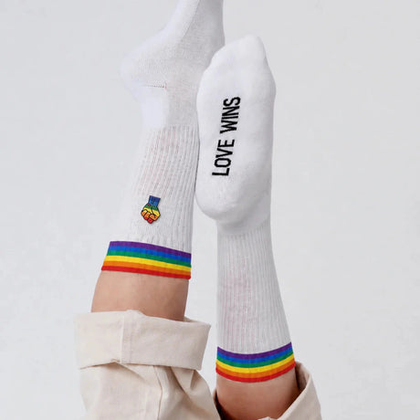 Fashion Drinks Bio-Baumwollsocken “Pride Fist” | Pride Statement | Fashion Drinks