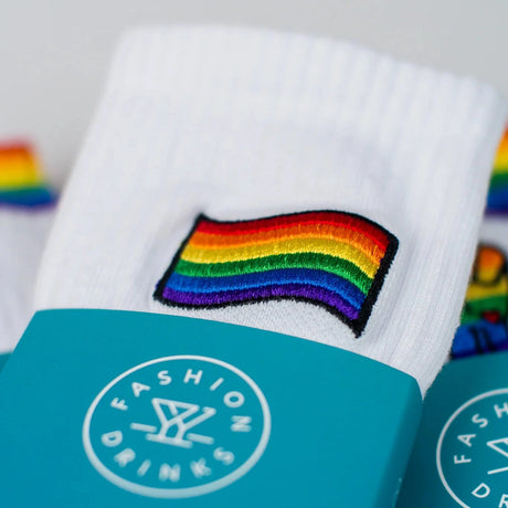 Fashion Drinks Bio-Baumwollsocken “Pride Flag” | Pride Statement | Fashion Drinks