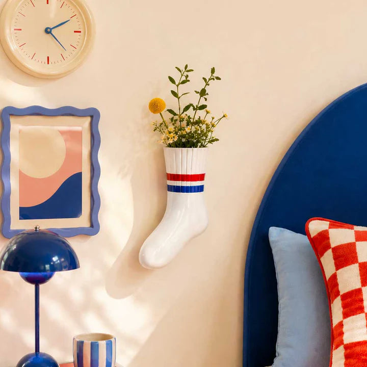 UPSIDE STORIES Vase “The Lost Sock” | Originelles Design | UPSIDE STORIES