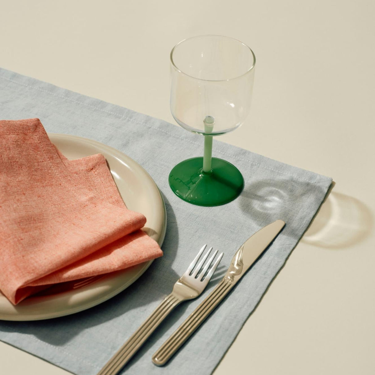 HAY Weingläser „Tint Clear & Light Green“ 2 Stk. | 2er-Set mit sanftem Akzent | HAY