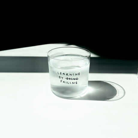 YAHYA Studio Glas "Learning by Failing" | Weise Typo auf Glas | YAHYA Studio