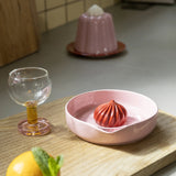 &Klevering Zitronenpresse „Squeezer Pudding Pink“ | Stylisch & praktisch | &Klevering