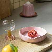 &Klevering Zitronenpresse „Squeezer Pudding Pink“ | Stylisch & praktisch | &Klevering