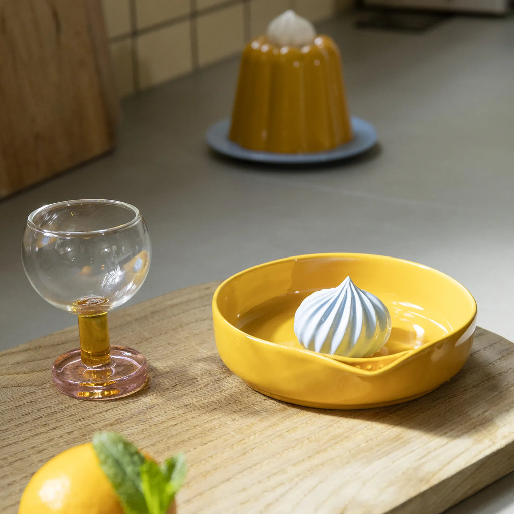 &Klevering Zitronenpresse „Squeezer Pudding Yellow“ | Retro trifft Funktion | &Klevering